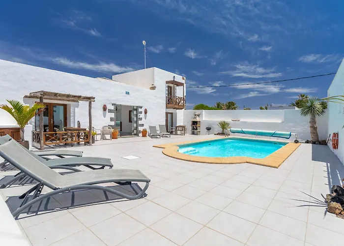 Cuarto Botanico Studio - Shared Pool - Central Island Location - 10 Mins Drive To Famara And La Santa